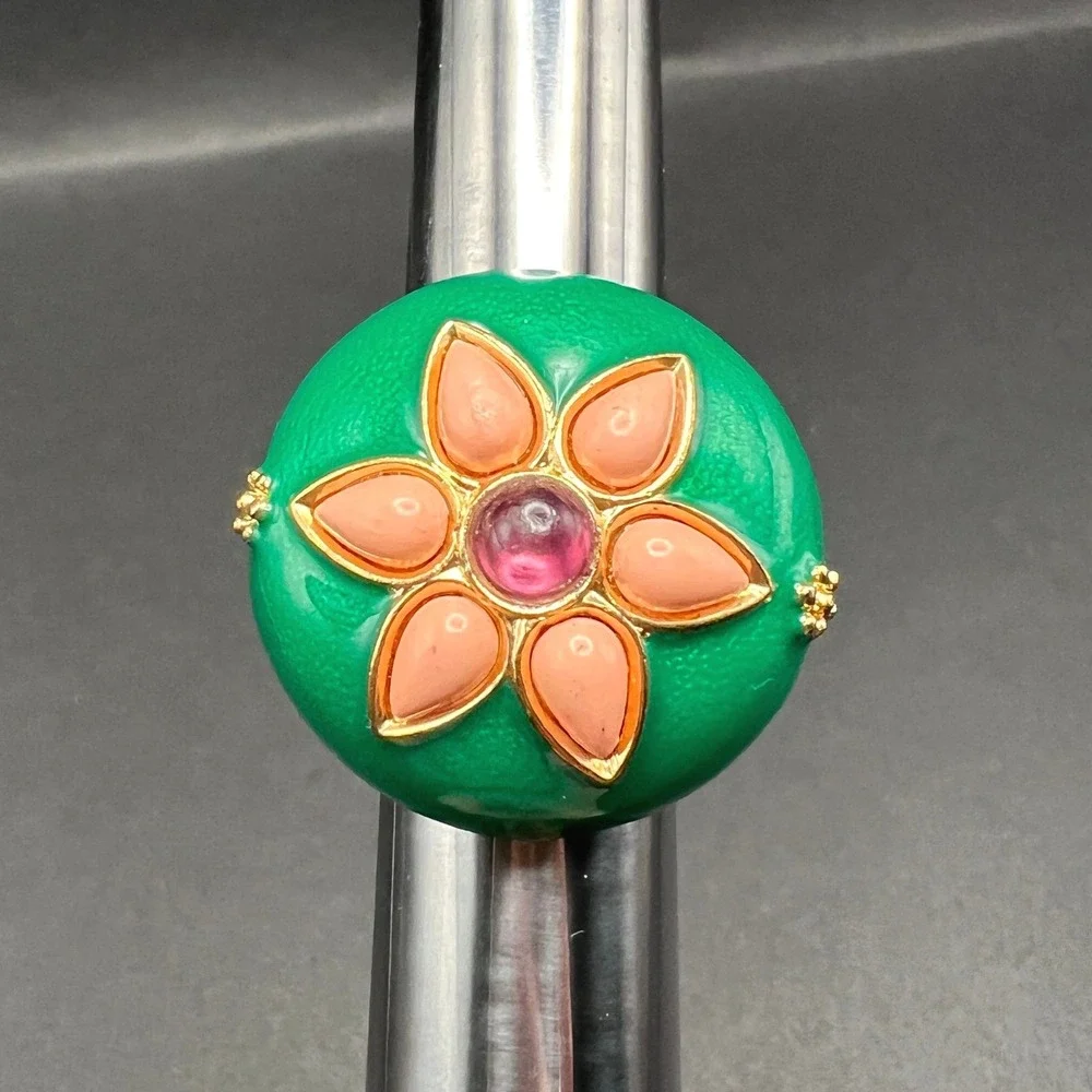 Enamel Flower Cocktail‎ Ring Gold Tone Green Peach Cabochon Domed Retro Size 9